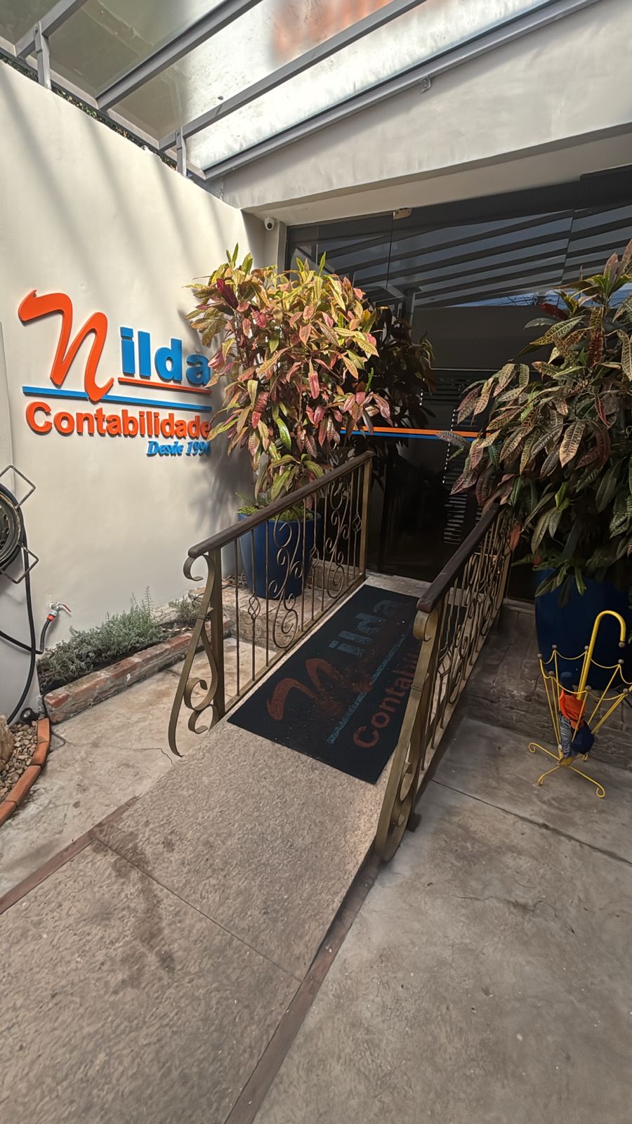 Entrada e recepção do escritório com identidade visual Nilda Contabilidade desde 1996