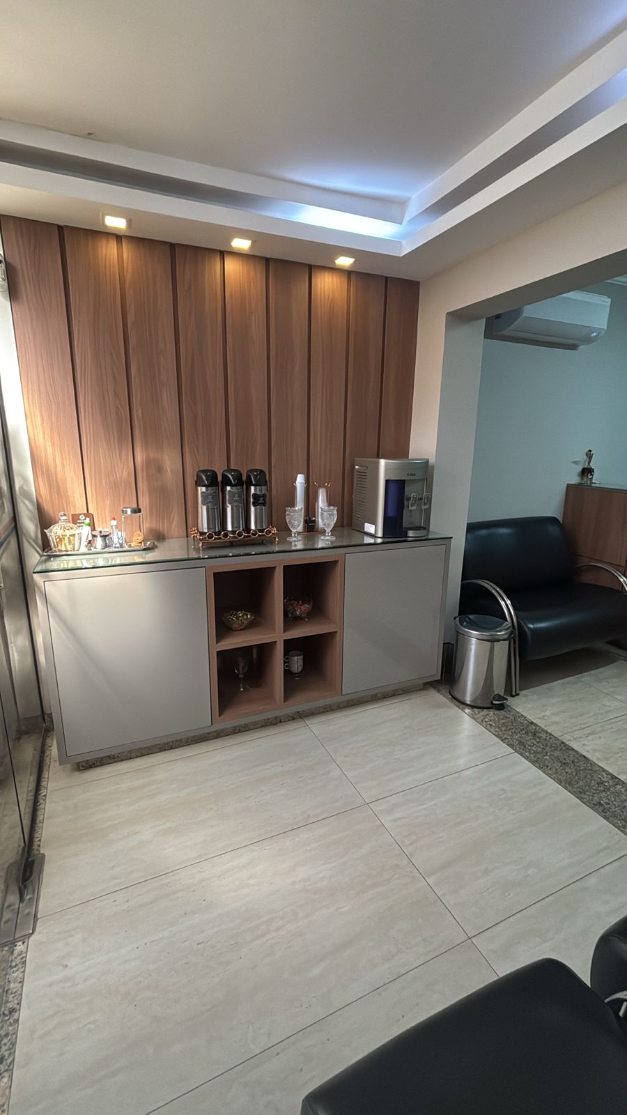 Espaço de convivência com café e água para clientes