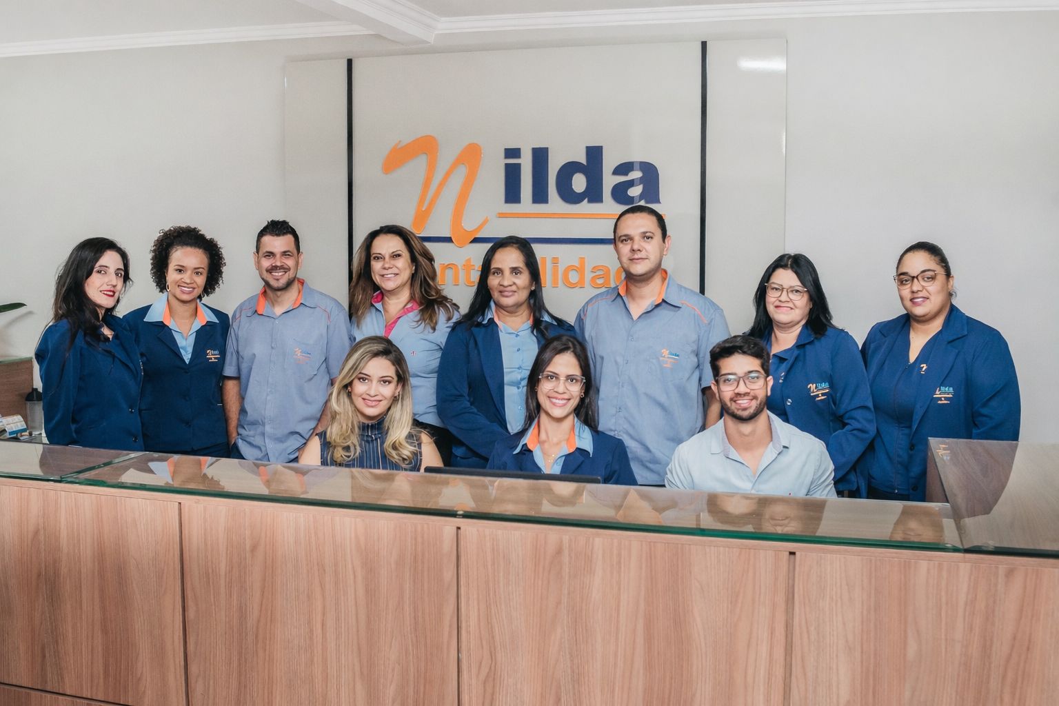 Equipe completa da Nilda Contabilidade na recepção do escritório em Betim/MG