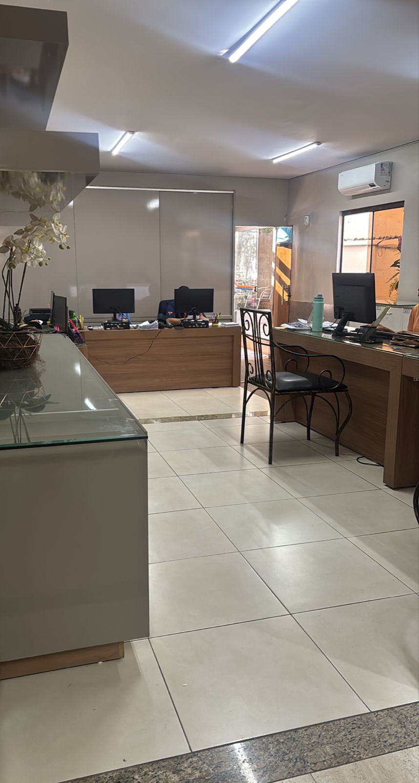 Ambiente interno de trabalho com estações contábeis da equipe